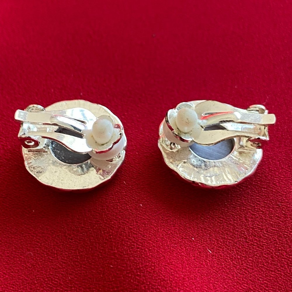 Vintage Clip-On Earrings - Picture 3 of 5